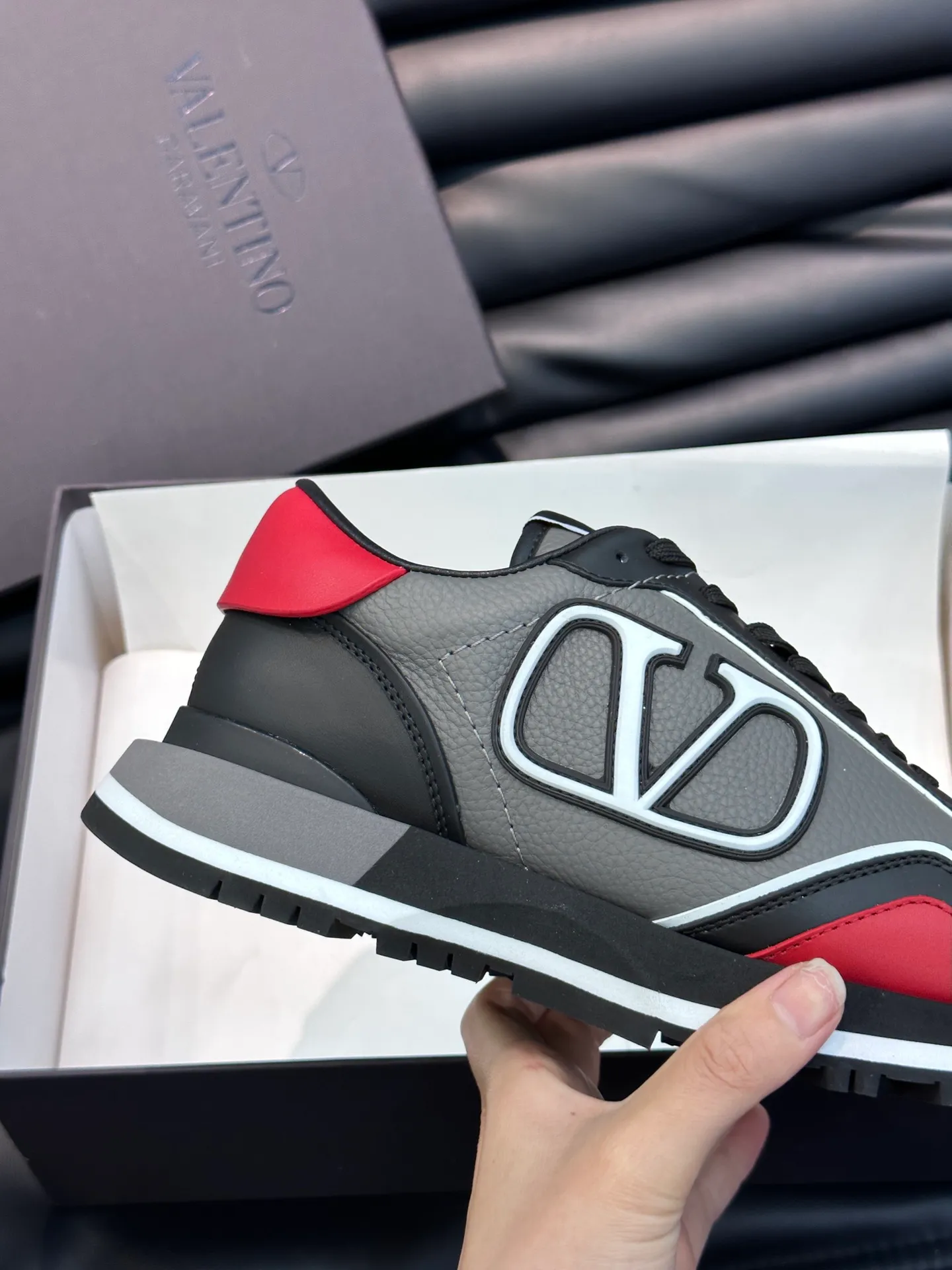 P540💰 Product trademark: VALENTINO "Valentino" Regular size: 38-44 [45 customized] Product material: Warren men's casual sports shoes, made of imported first-layer cowhide, with brand emblem on the tongue, rivet rubber outsole, non-slip, wear-resistant and shock-absorbing, cowhide lining foot pads, comfortable and breathable, with original box packaging equation bag!